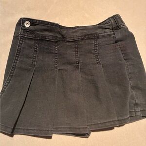 Squeeze Charcoal Pleated Mini Skirt